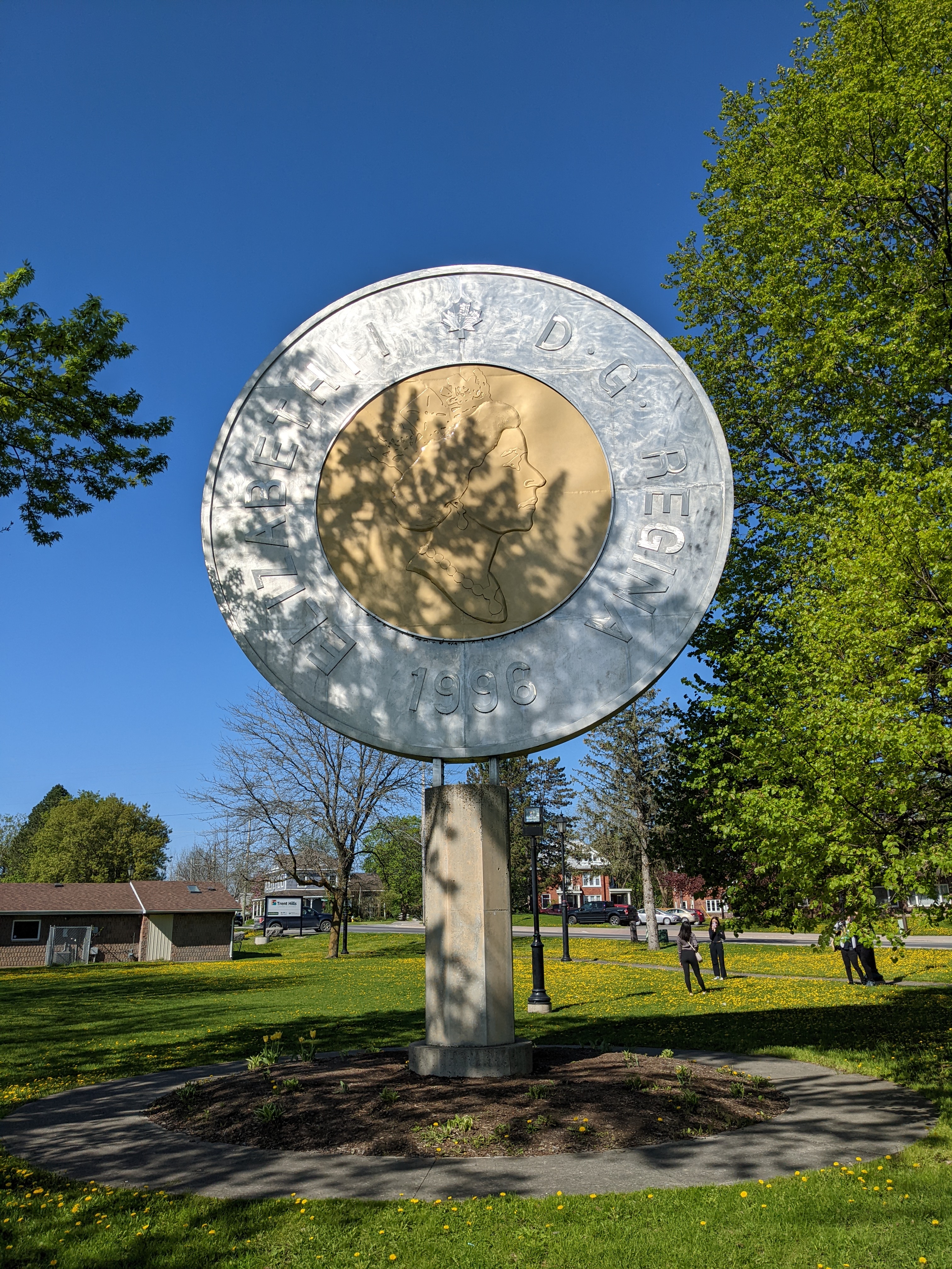 canada-1996-first-issue-year-for-the-toonie-design-depicted-by-the-monument-item
